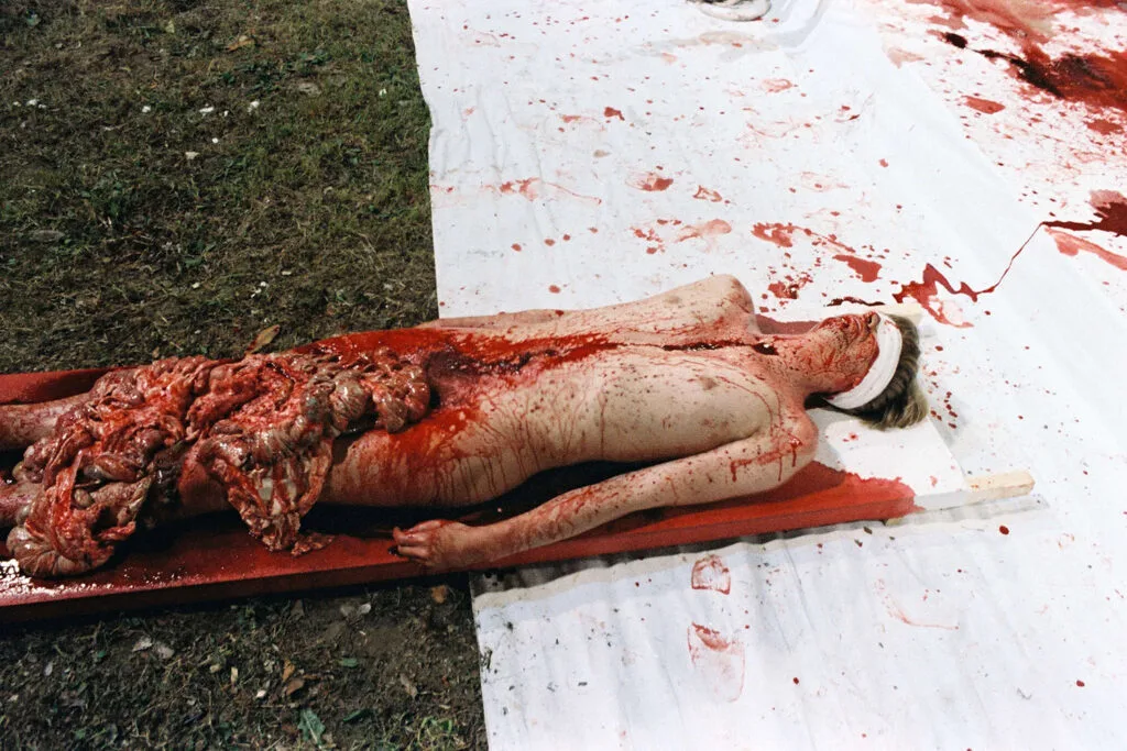 Esempio emblematico di Arte nel sangue con un corpo sventrato