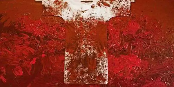 maglietta bianca ricoperta di sangue insieme allo sfondo