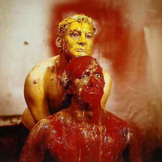 Uomo dorato e uomo ricoperto di sangue