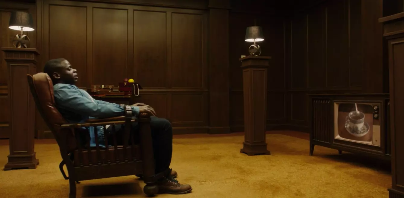 Protagonista sequestrato ed ipnotizzato, scena che spiega in pieno l'horror politico nel fim