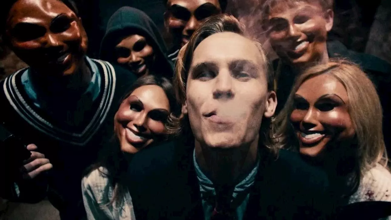 persone mascherate di fronte al campanello di una casa