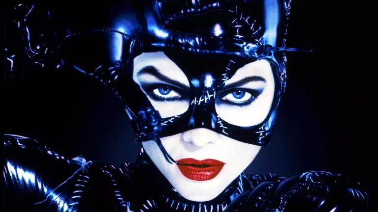 Michelle pfeiffer con un costume fetish da catwoman di latex nero