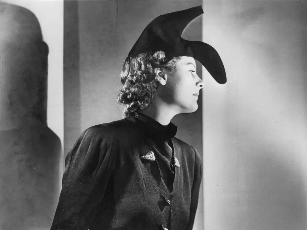 L'iconico "Cappello Scarpa" di Schiaparelli in collaborazione con Salvador Dalì