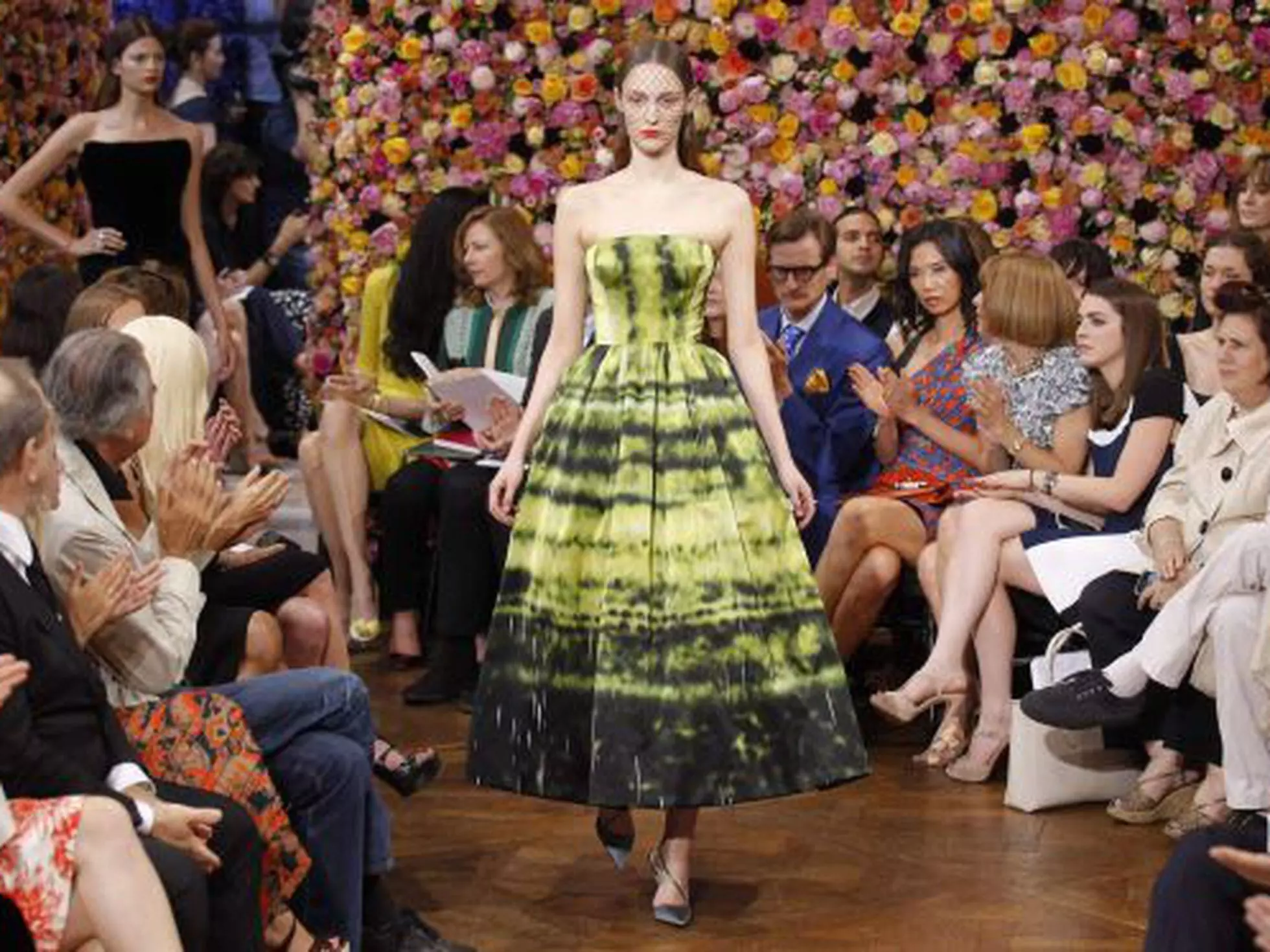 Vestito storico di Dior con un tessuto stampato con il quadro di Richter, esempio canonico di arte e moda mischiata insieme