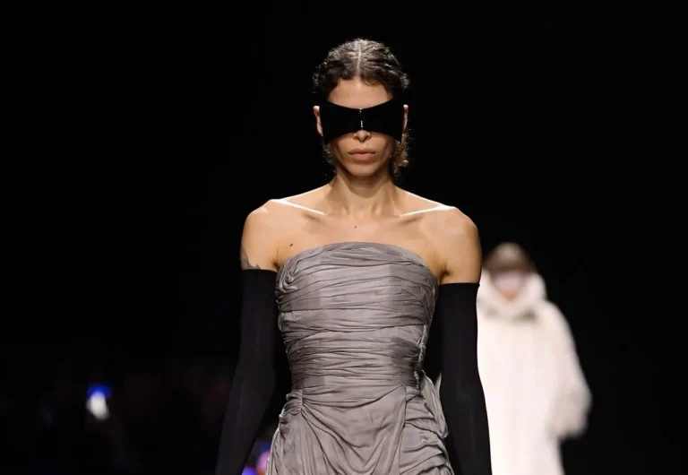 Recensione e video fashion show della sfilata "MM6 - Maison Margiela Fall 2024 Ready-to-Wear". Parigi fashion week.