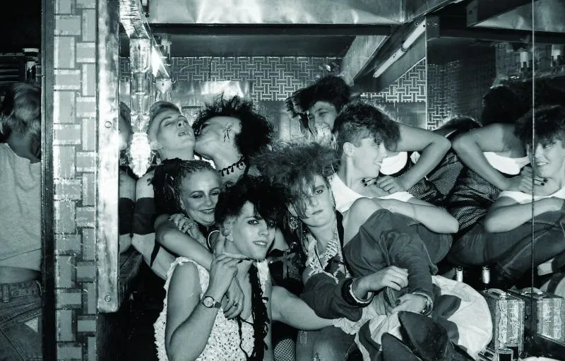 Londra notturna, anni 80. Goth, The Batcave.