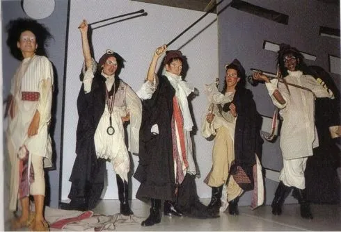 Londra notturna, anni 80. John Galliano e la sua Clubland Couture, Blitz Club.