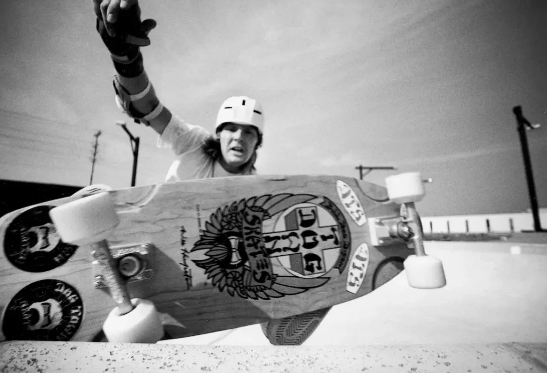 skater nella piscina vuota